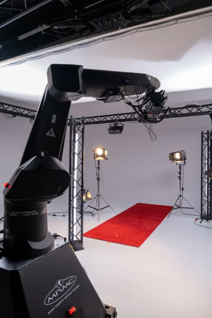 GLAMBOT Kameraroboter vor rotem Teppich im Studio