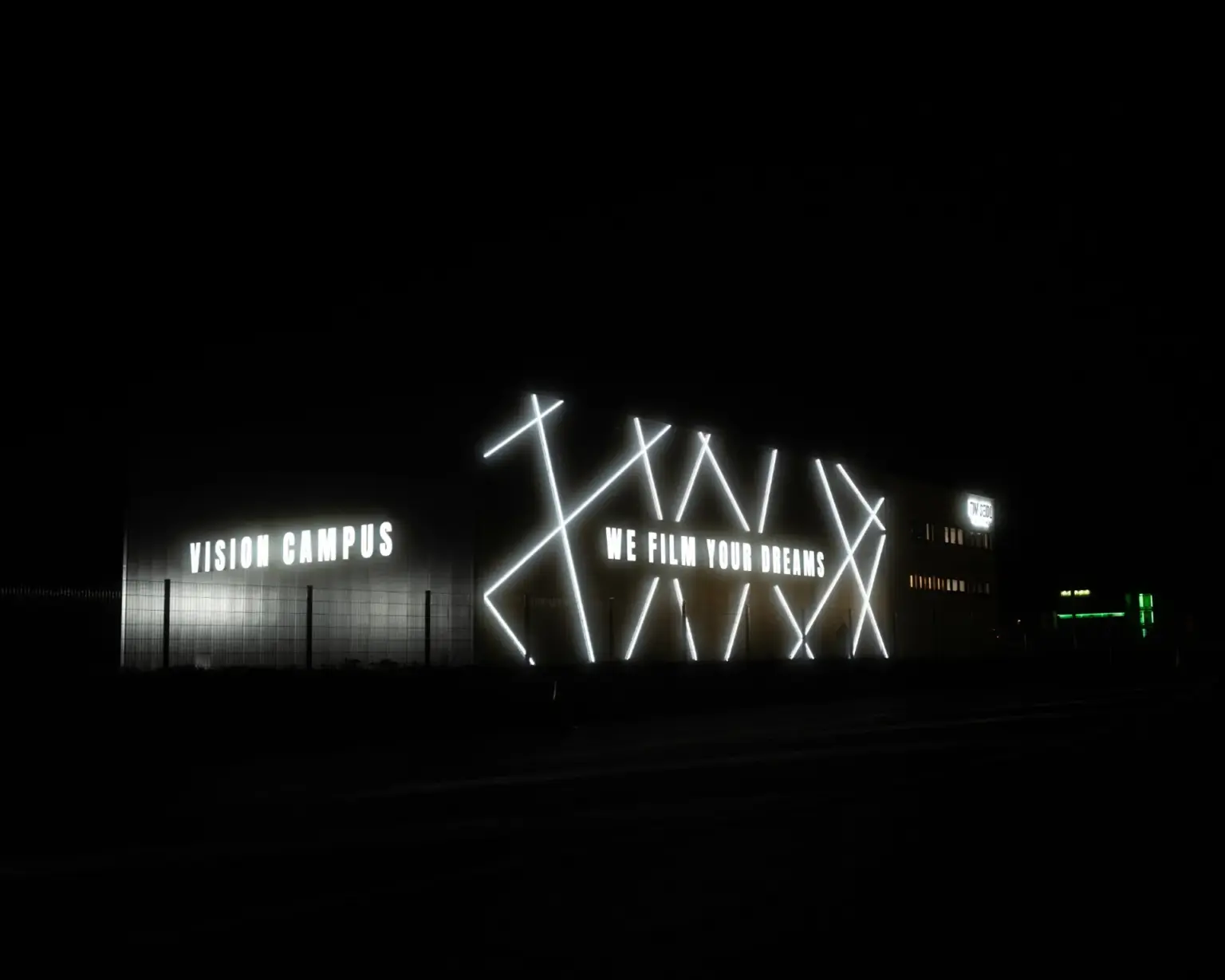 LED-Fassade des VISION CAMPUS bei Nacht